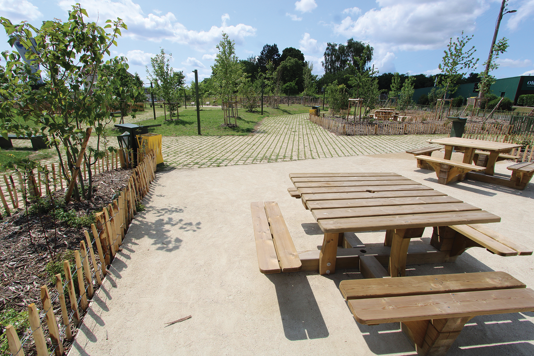 square urbain - vue des tables de pique-nique