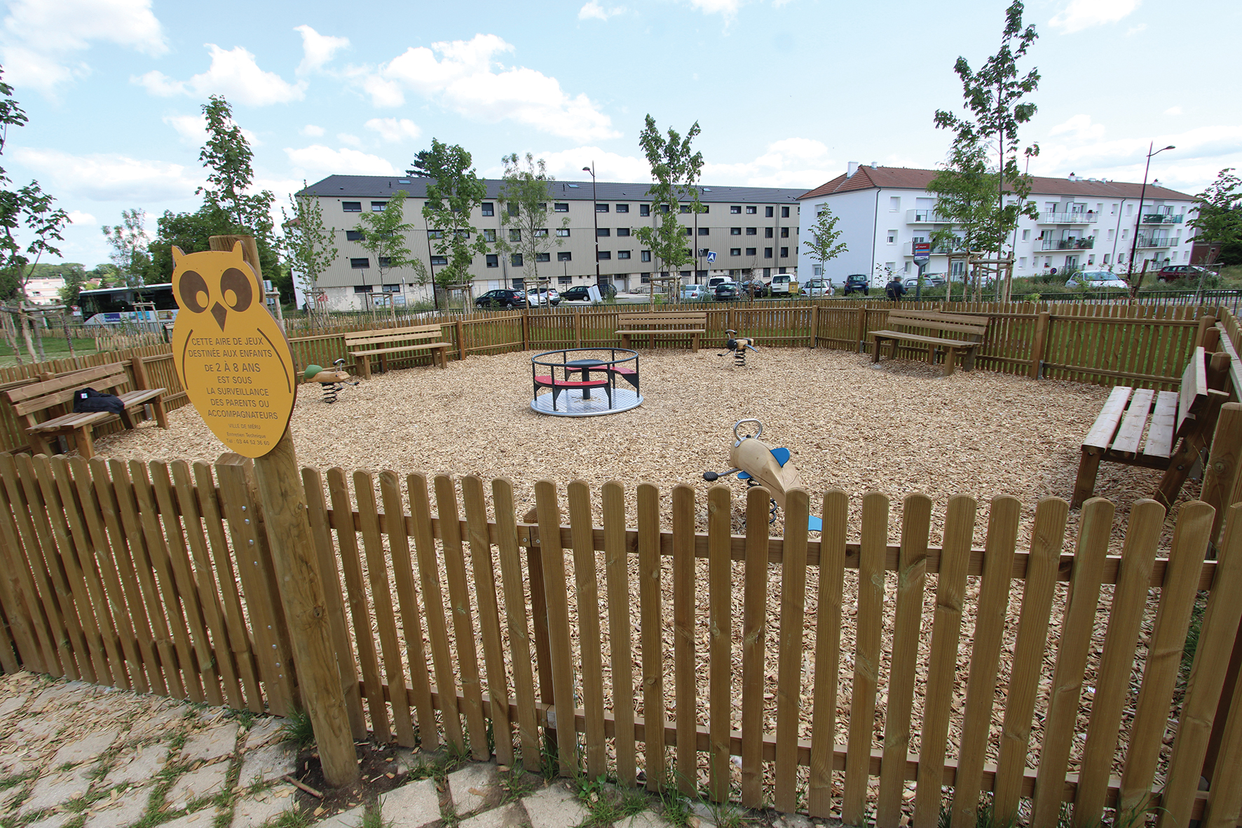 square urbain - vue de l'aire de jeux pour enfants