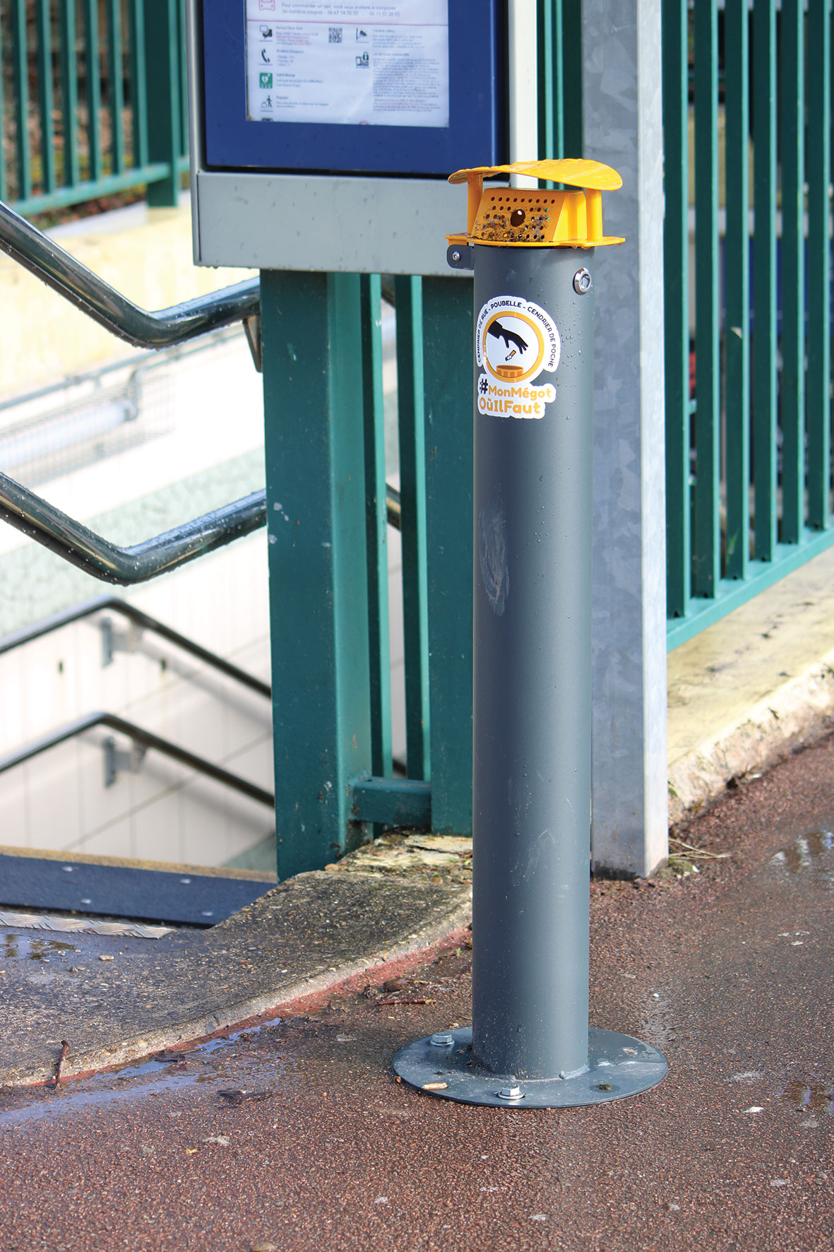 Vue d'un cendrier de rue