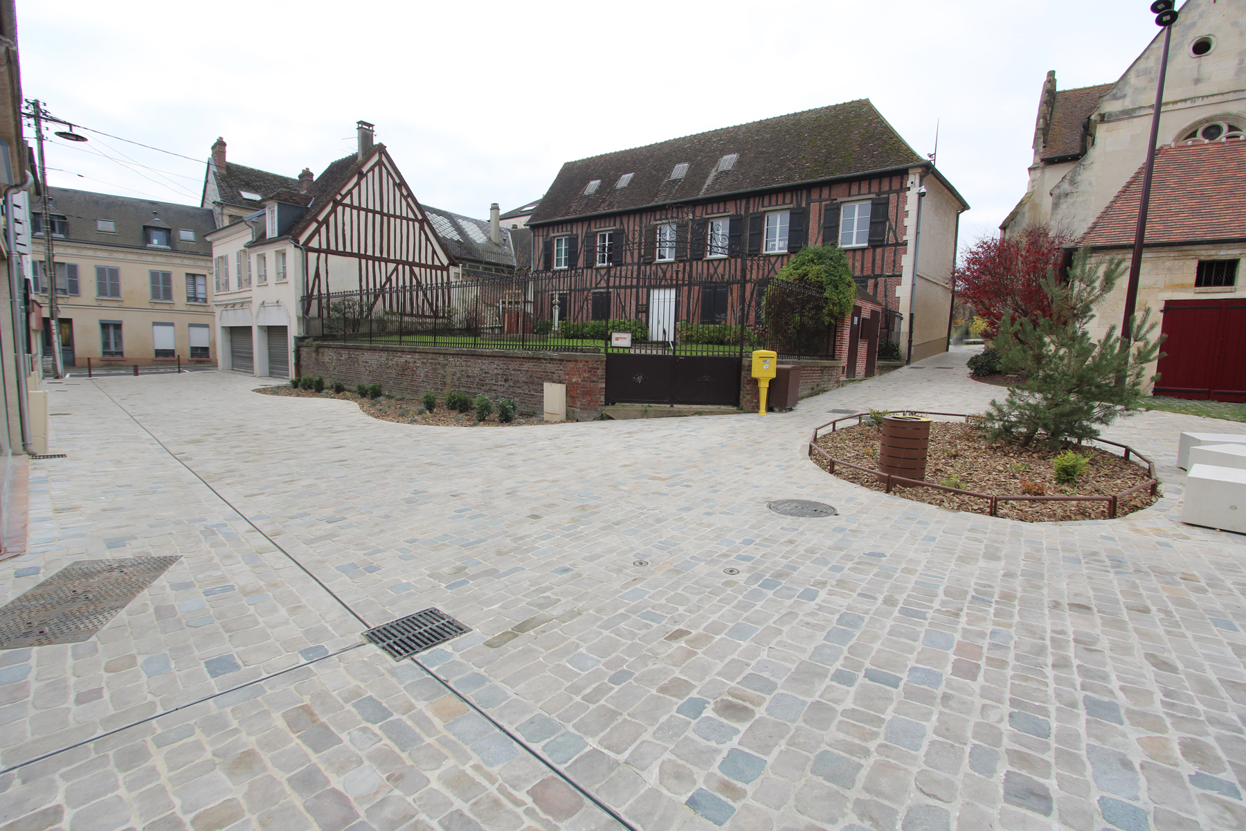 vue du centre-ville depuis parvis de la Mairie vers la rue Mullot désormais piétonne