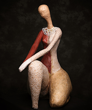 Une sculpture de femme par Guilaine Vertueux