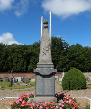 Le monument du cimetière honorant les morst pour la France