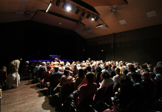 Le Théâtre du Thelle est une salle de 140 places.